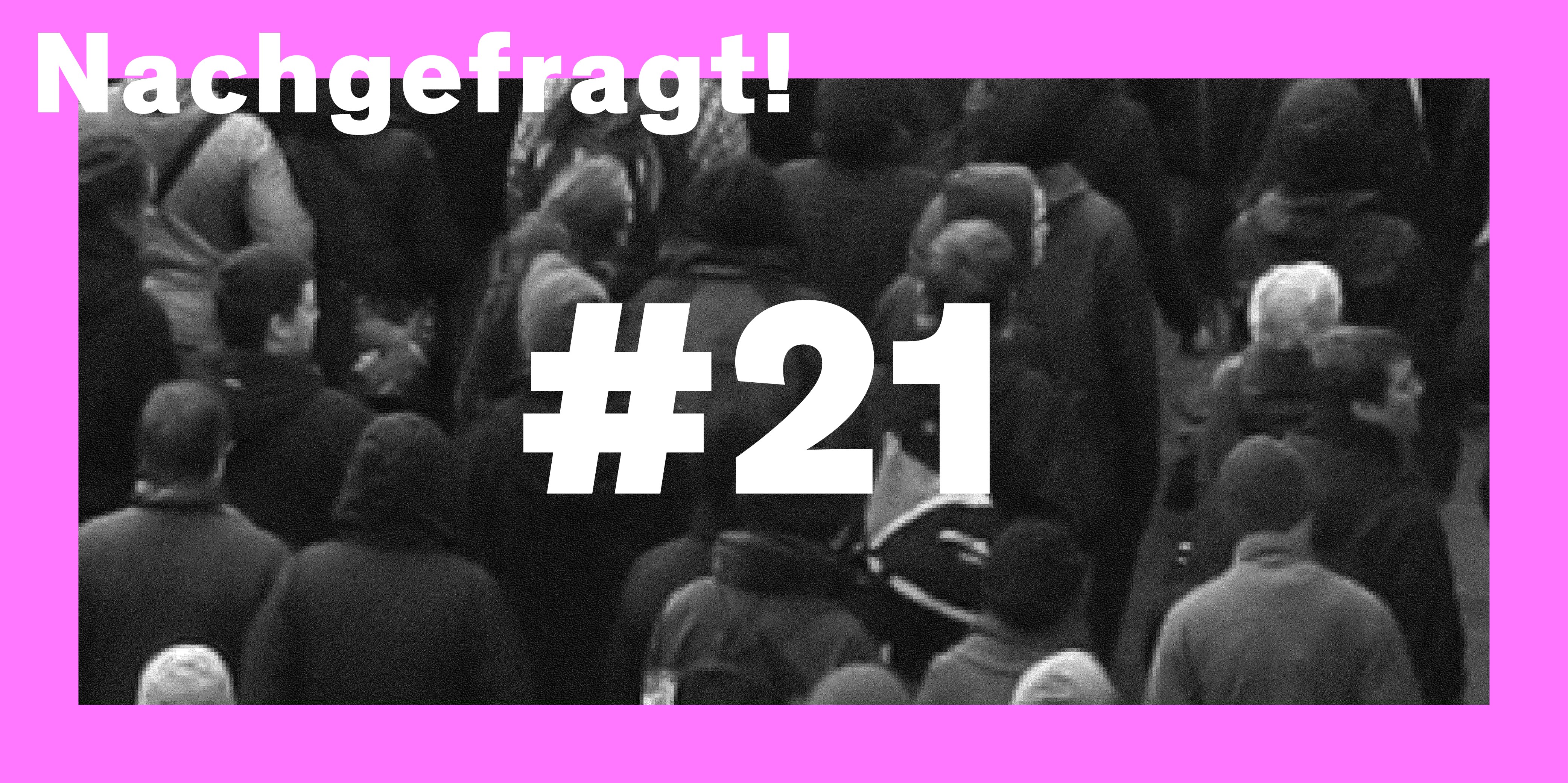 pinker Rahmen, schwarz-weiß Foto von Menschenmenge mit dem Rücken als Hintergrund, Text Nachgefragt! #21